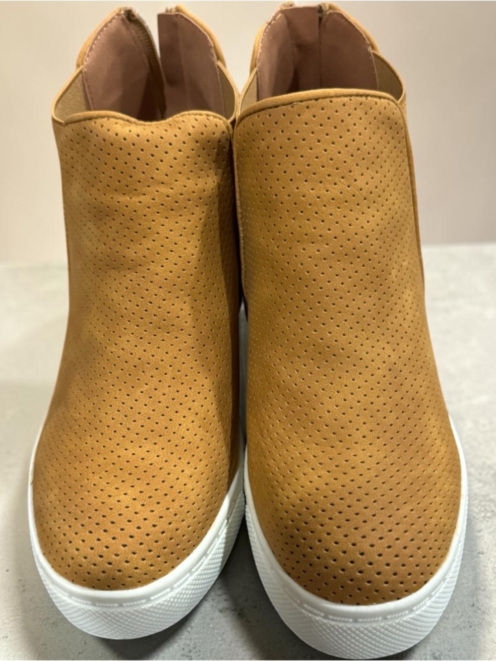 Women’s Aomo Love Size 6 Ankle Boots